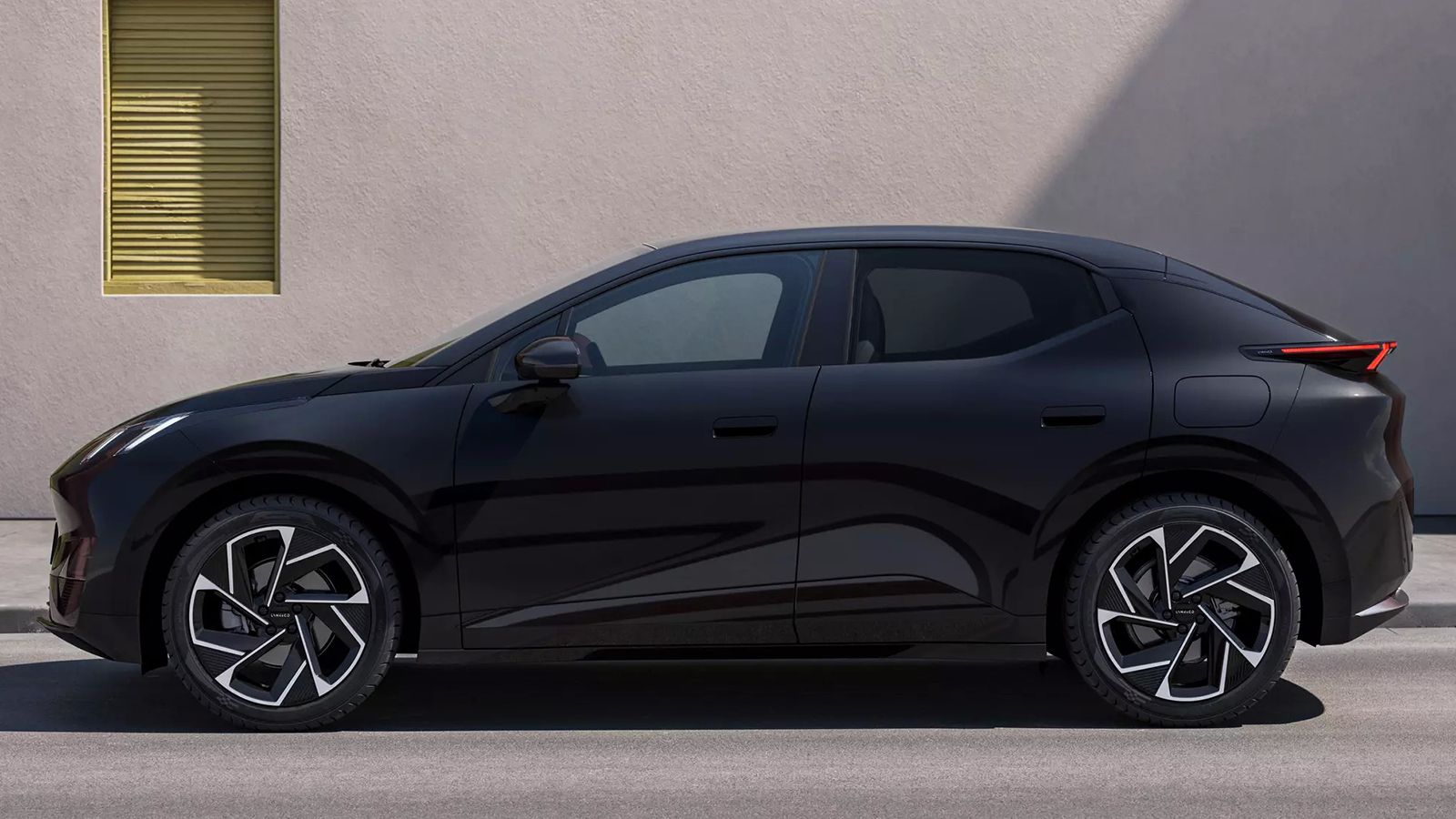 Το αναβαθμισμένο Lynk & Co 02 μπορεί να... χτυπάει παλαμάκια!   